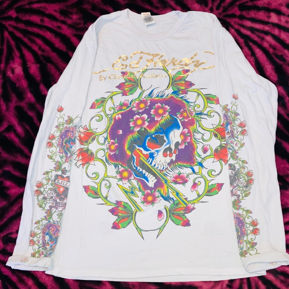 Designed long sleeve white tshirt.